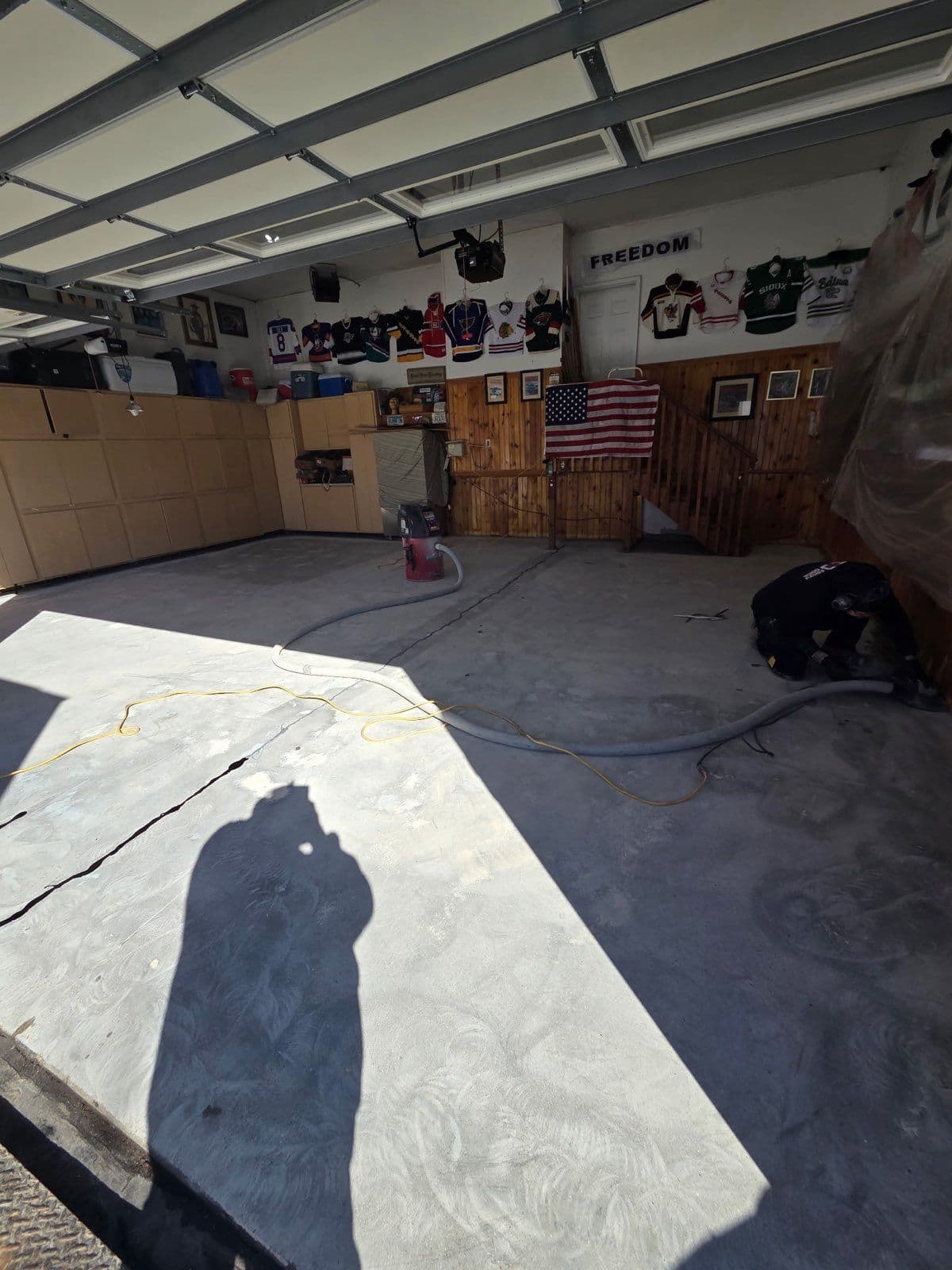 Gallery photos for Garage Floors Get a Flaked Epoxy Makeover: Image #1